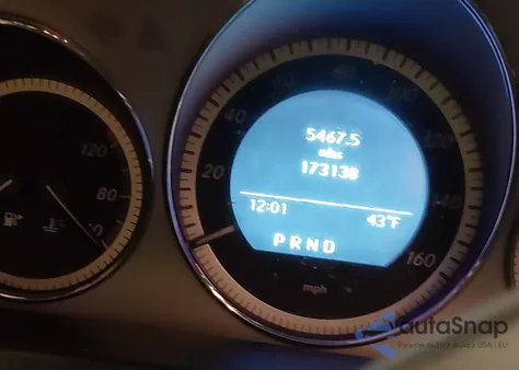 2011 Mercedes-Benz C 300 Sport z USA, uszkodzony, nr VIN WDDGF5EB2BR160454